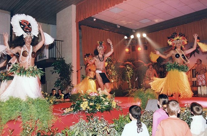 2001-ELECTION-MISS-PAYS-DES-BUIS-AVEC-TAHITI-SHOW-1